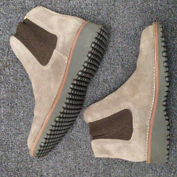 Frye Pitstop Women's Suede Wedge Heel Comfort Chelsea Boots - Picture 1 of 16